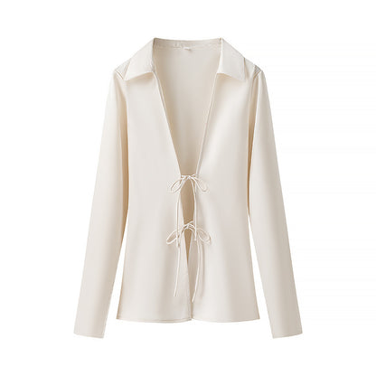 Blusa satinata con scollo a V e laccetti