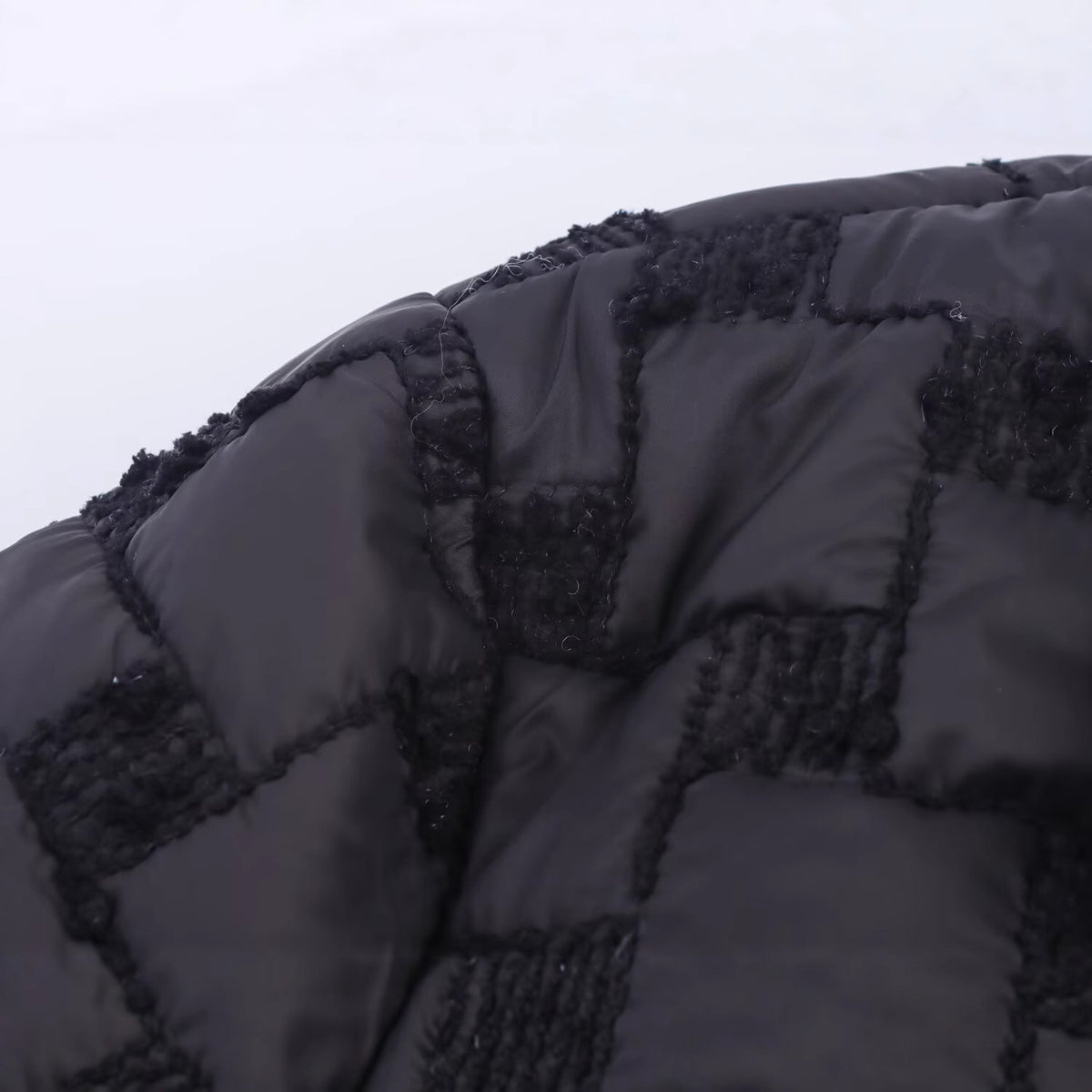 Trench lungo nero con motivo a quadri e cintura