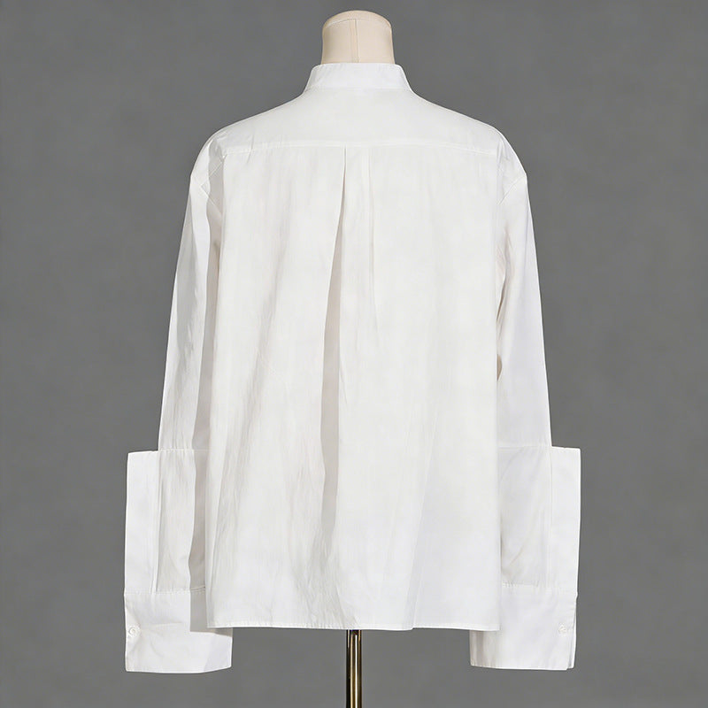 Camicia bianca a maniche lunghe dal taglio ampio