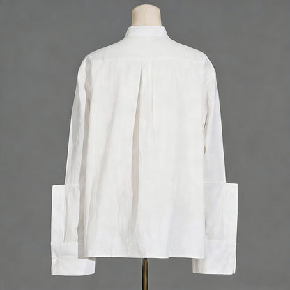 Camicia bianca a maniche lunghe dal taglio ampio