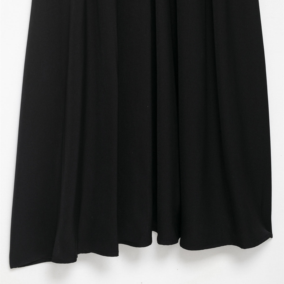 Abito midi nero con scollo a V