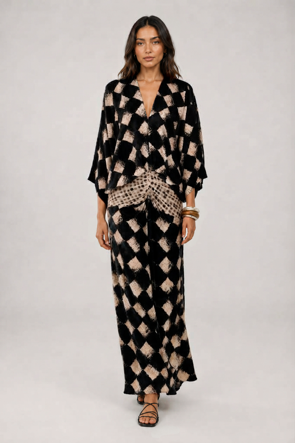Abito lungo nero e beige con stampa a mosaico, scollo a V e maniche kimono, vista frontale
