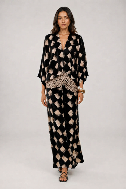 Abito lungo nero e beige con stampa a mosaico, scollo a V e maniche kimono, vista frontale