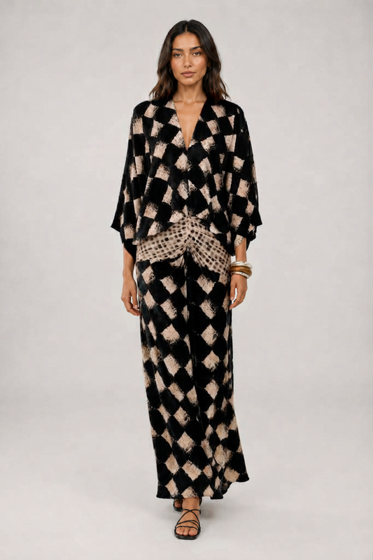 Abito lungo nero e beige con stampa a mosaico, scollo a V e maniche kimono, vista frontale