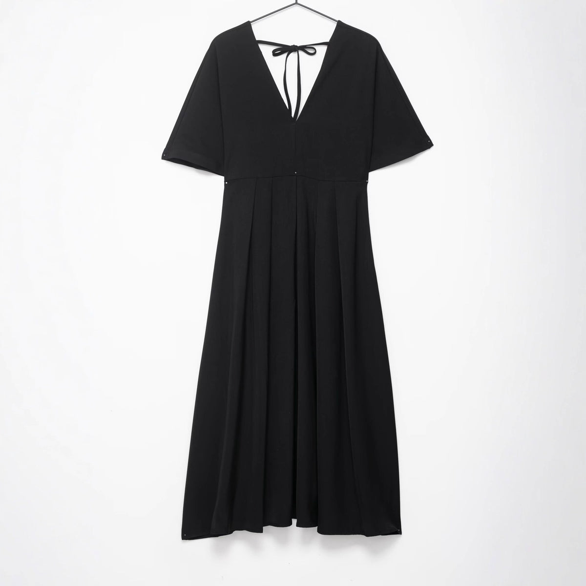 Abito midi nero con scollo a V e maniche corte — Nero