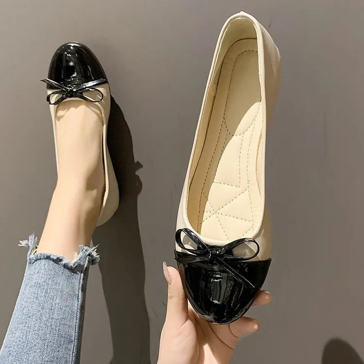Ballerine bicolore con fiocco e punta a contrasto — Avorio e nero